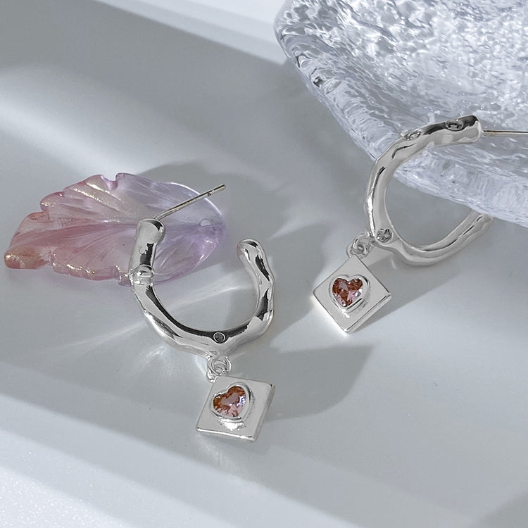 Sweet and cool pink love earrings, small design sense, advanced cold wind, irregular ear rings, new fashion for women in 2022
