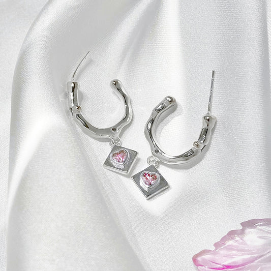 Sweet and cool pink love earrings, small design sense, advanced cold wind, irregular ear rings, new fashion for women in 2022