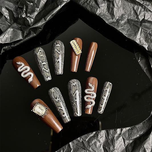 Slytherin | Millennium Spicy Girls' snake pattern hand-made nail enhancement small number of three-dimensional snake-shaped autumn and winter show white wearing nails