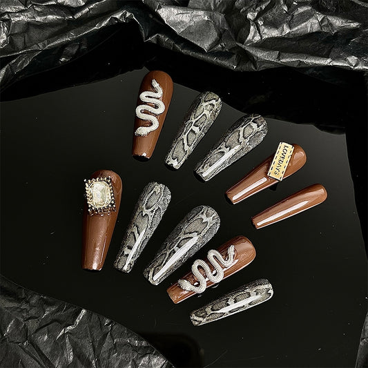 Slytherin | Millennium Spicy Girls' snake pattern hand-made nail enhancement small number of three-dimensional snake-shaped autumn and winter show white wearing nails